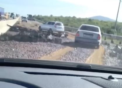 Вблизи Железноводска в аварию попала фура, перевозившая фрукты. Видео
